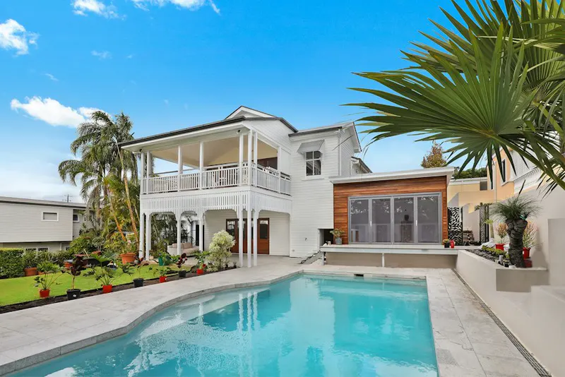 Casa familiar de dos plantas con piscina y jardín